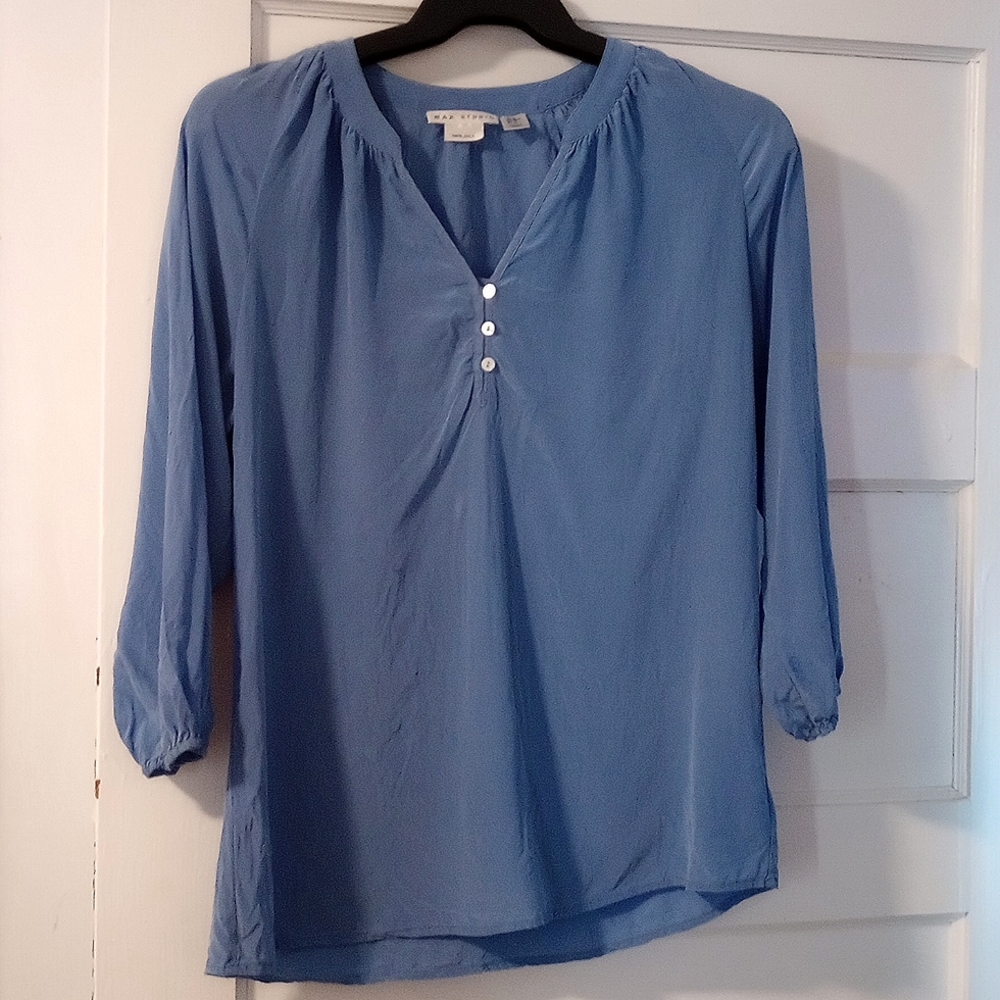 100% silk blouse. Elasticated cuffs, iridescent buttons.
